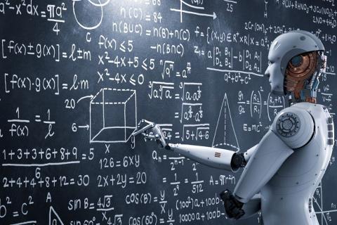 Robot realizando cálculos en pizarra